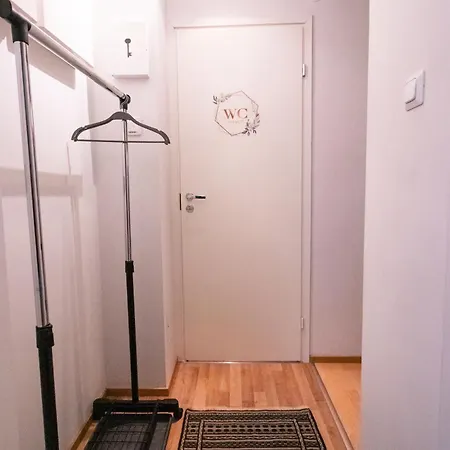 Peaceful - Near Kaari Mall, 5 Min To Train Lejlighed